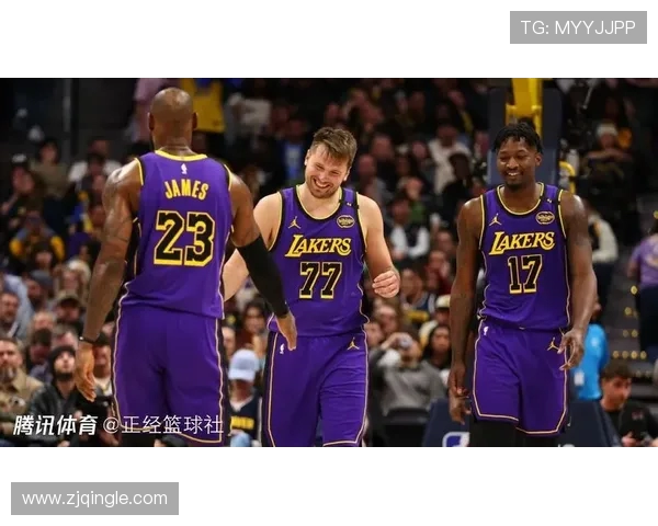 勇士与湖人激战再续NBA经典对决谁能在季后赛中笑到最后