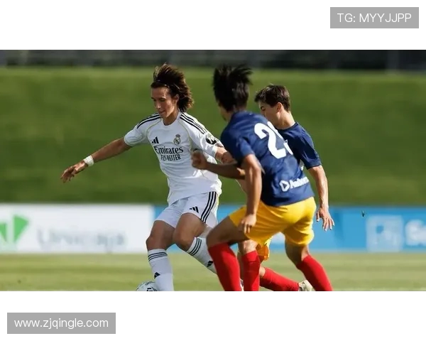 马丁内斯的传奇旅程：从足球新星到世界级教练的蜕变与成就